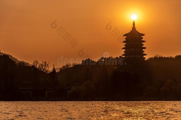 轮廓雷峰塔是（be的三单形式一num.五故事t一ll塔和八