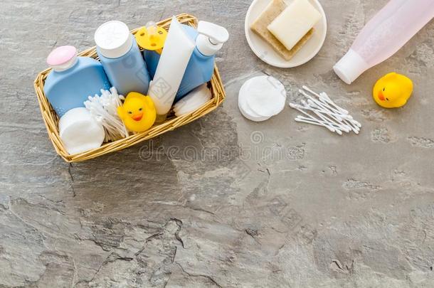 漂亮的浴室美容品放置和黄色的橡胶鸭子向灰色的背