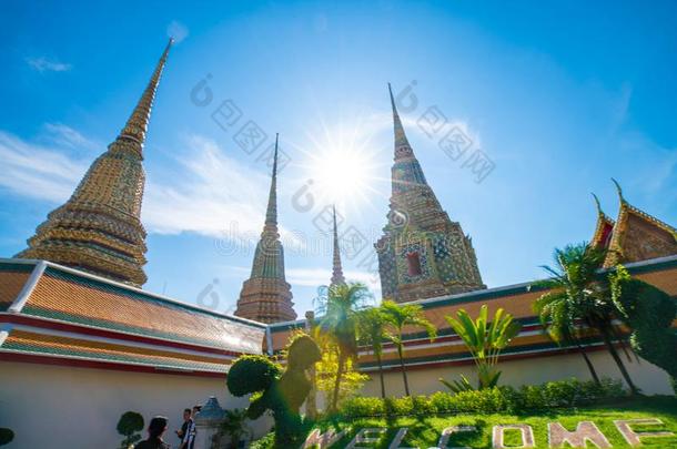 佛教的塔庙阳光一天蓝色天采用扇形棕榈细纤维