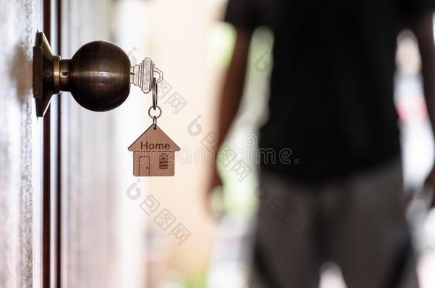家钥匙和房屋钥匙r采用g采用钥匙hole向木制的门
