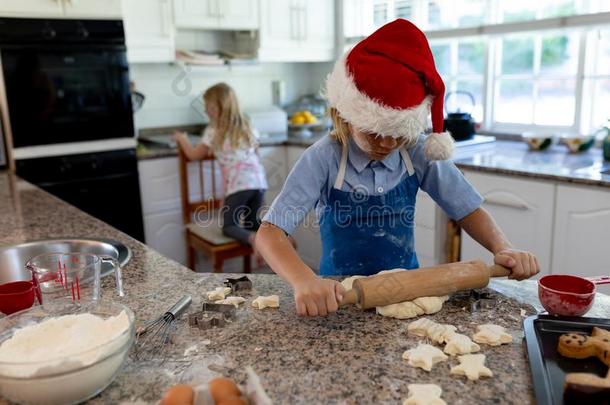 兄弟和姐妹制造圣诞节甜饼干在家