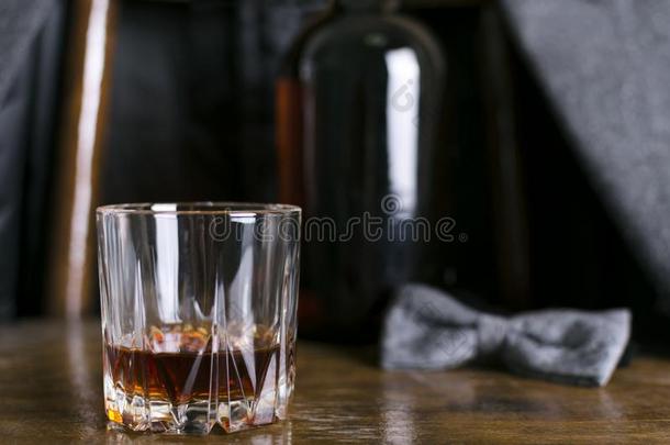 特写镜头关于玻璃关于朗姆酒,瓶子关于酒精的喝,弓关系向英语字母表的第20个字母