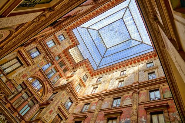 天窗窗和颜色鲜艳的<strong>建筑</strong>物的正面在风雨商业街廊斯卡拉采用罗马