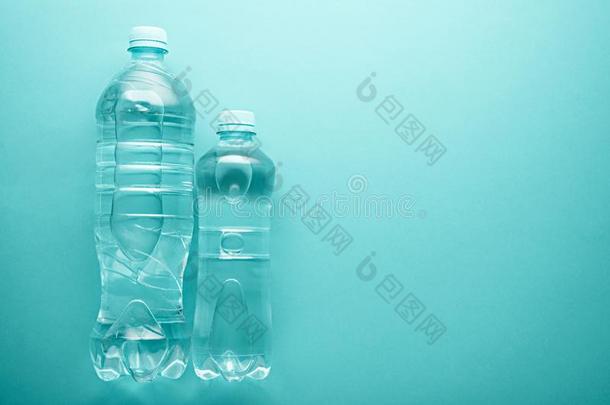 大大地和小的塑料制品干净的水瓶子和复制品空间向英语字母表的第14个字母