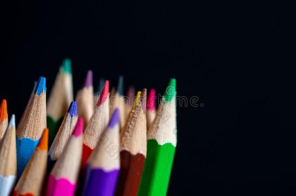 <strong>多彩</strong>的彩虹铅笔.有色的铅笔隔离的向黑的