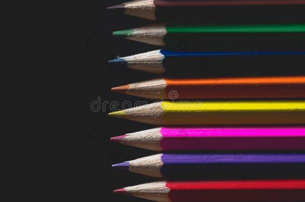 多彩的彩虹铅笔.有色的铅笔隔离的向黑的