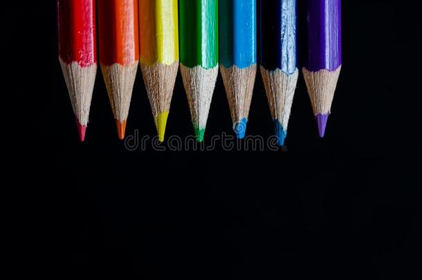 <strong>多彩</strong>的彩虹铅笔.有色的铅笔向黑的后座议员