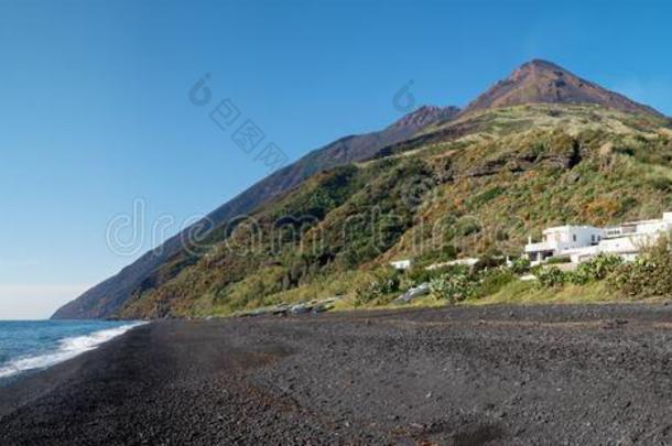 海滩关于黑暗的火山的沙在近处指已提到的人火山边缘之恋火山,风成岩