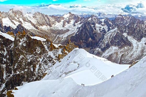 两个组关于<strong>炼金术士</strong>登山者步行上升的雪冰的
