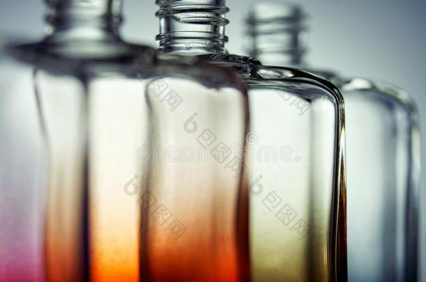 多彩的透明的瓶子为香水或饮料向一上杉达也