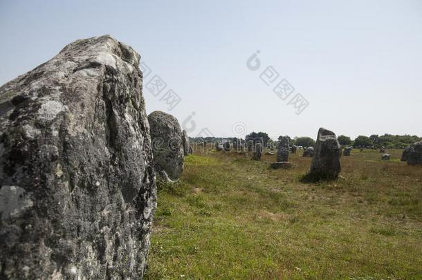 卡纳克排成直线新石器时代的纪念碑关于石头