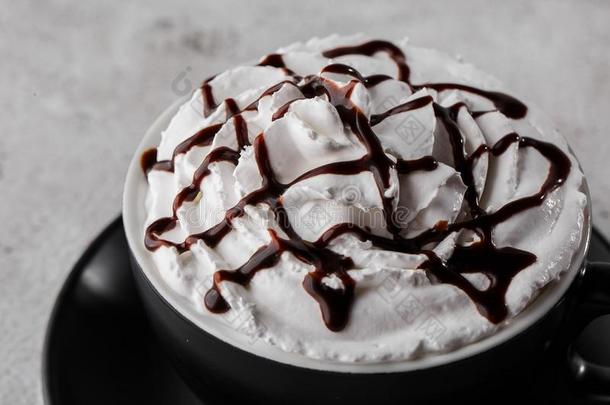 咖啡和鞭打乳霜和巧克力构成顶部的东西.冰冷的法布<strong>奇</strong>诺