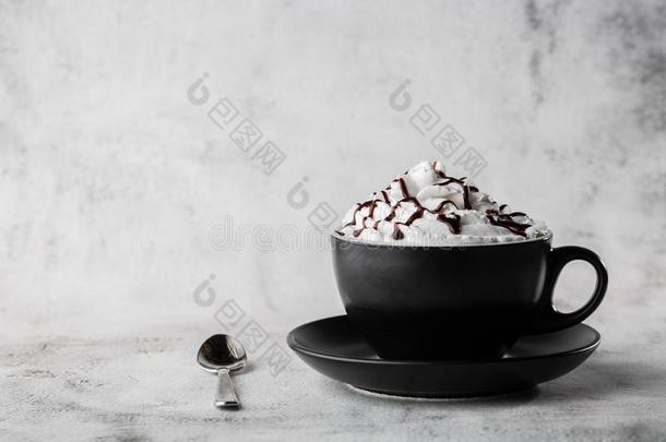 咖啡和鞭打乳霜和巧克力构成顶部的东西.冰冷的法布奇诺