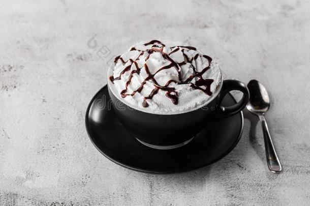 咖啡和鞭打乳霜和巧克力构成顶部的东西.冰冷的法布奇诺