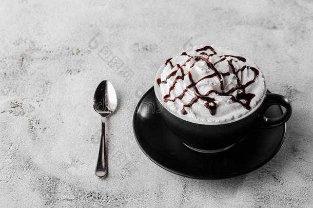咖啡和鞭打乳霜和巧克力构成顶部的东西.冰冷的法布<strong>奇</strong>诺