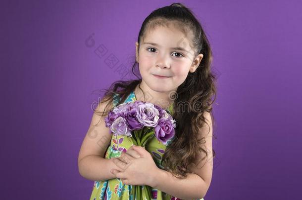 小的女孩佃户租种的土地花束关于紫色的和白色的花