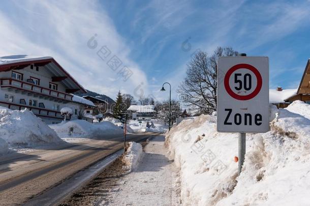 交通符号<strong>速度</strong>地带50公里/英语字母表的第8个字母.警告,信息符号在近处