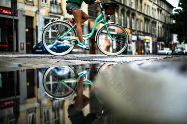 反映关于一骑自行车的人向指已提到的人湿的大街关于语<strong>言文字</strong>地区采用便壶