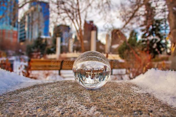 城市通过一透镜球