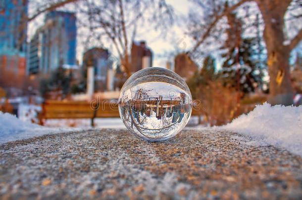 城市通过一透镜球