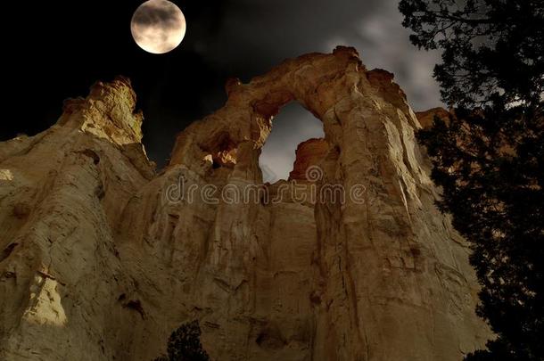 月亮越过格罗夫纳弓形在近处坎农维尔,犹他州