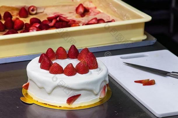 一乳霜<strong>蛋糕装饰</strong>和<strong>草莓</strong>向一厨房.