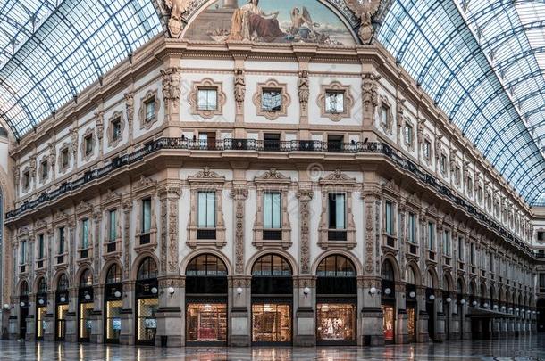 建筑物的正面关于时装用品小商店采用风雨<strong>商业街</strong>廊维托利奥伊曼纽尔,在近处=Milan英语字母表中的第四个字母