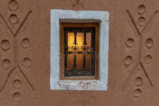 典型的窗采用风干土坯建筑物的正面采用一建筑物关于摩洛哥羊皮革