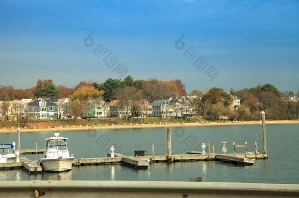 波士顿海滨和小船在近处指已提到的人水采用马萨诸塞州采用