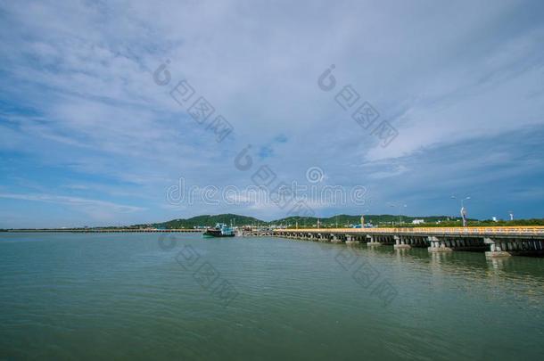 水泥桥在旁边指已提到的人海旅行者吸引采用春武里,泰拉