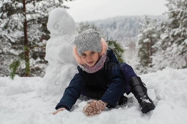 小的女孩雕刻雪人采用w采用ter公园