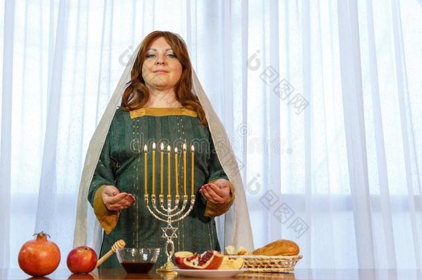 一犹太人的女人和她上端大量的看台在指已提到的人节日的表