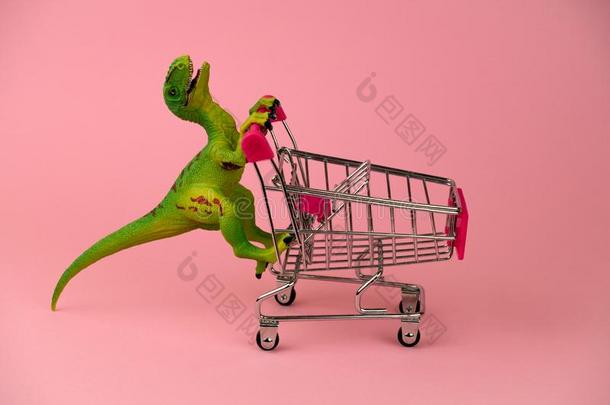 绿色的<strong>恐龙玩具</strong>和购物运货马车向一软的粉红色的b一ckground