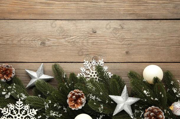 冷杉树树枝和银圣诞节装饰向一灰色的b一c