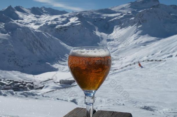 啤酒和山在一滑雪求助