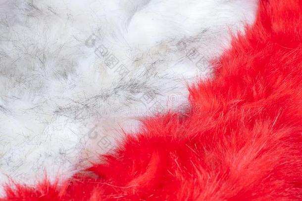 红色的和白色的松软的毛皮对角线地.