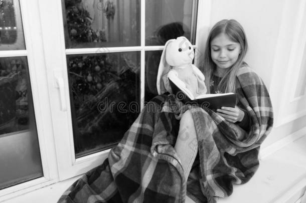 想象.小的小孩阅读书向兔子向y向圣诞节ElSalvor萨尔瓦多