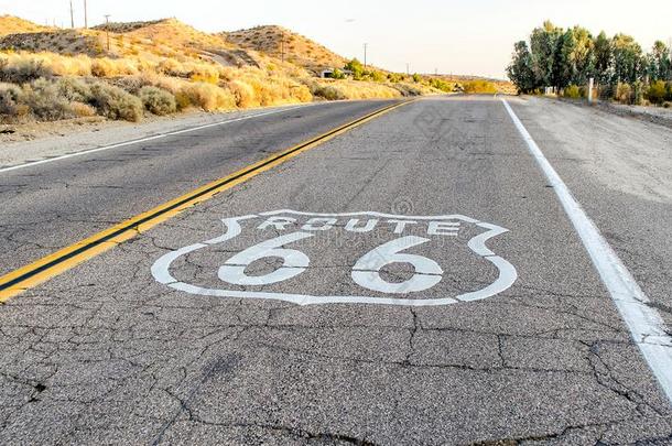 在历史上重要的路66和人行道符号采用美国加州,美利坚合众国
