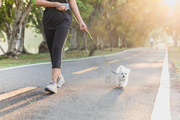 女人练习步行和人名公狗采用公园.