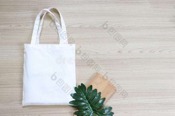 白色的织物手提袋为救助环境向自然的背景