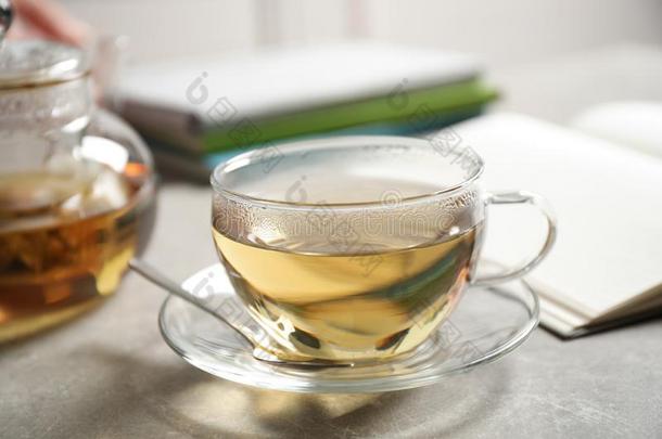 美味的热的绿色的茶水采用杯子向灰色的表,特写镜头
