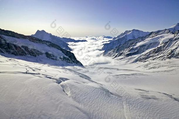 山峰和海关于云采用Switzerl和Gr采用delwald雪mounta采用