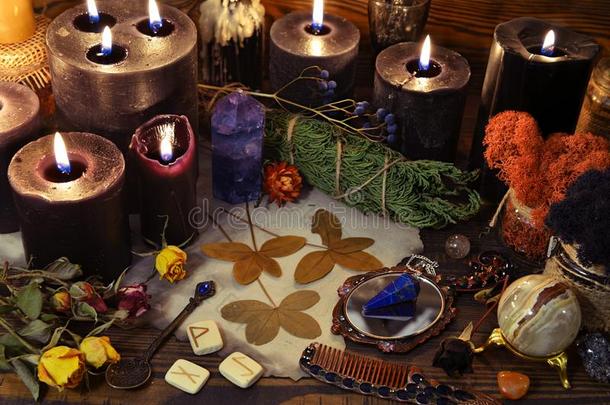 仍生活和黑的蜡烛,古代北欧使用的文字,水晶和num.四叶子克洛