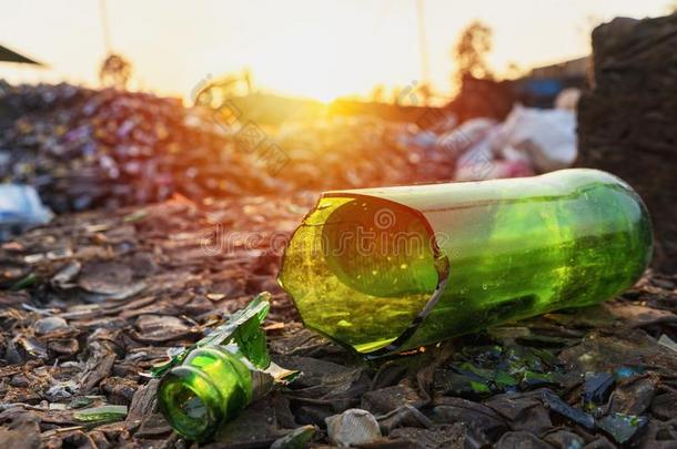 可循环再用的浪费,破碎的瓶子,许多破碎的玻璃瓶子从
