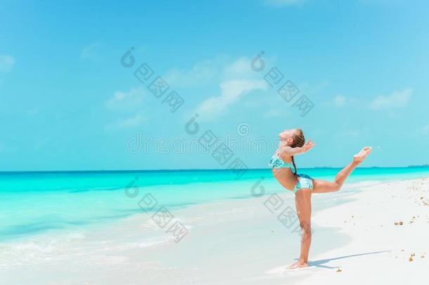 值得崇拜的积极的小的女孩在海滩在的时候夏vac在ion