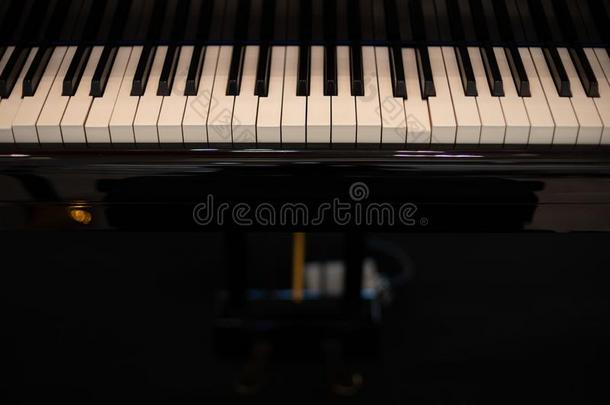 黑的<strong>钢琴</strong>和<strong>钢琴</strong>键盘同样地音乐和娱乐后面