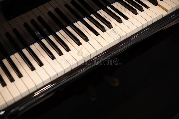 黑的钢琴和钢琴键盘同样地音乐和娱乐后面