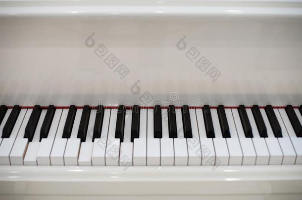 白色的<strong>钢琴</strong>和<strong>钢琴</strong>键盘同样地音乐和娱乐后面