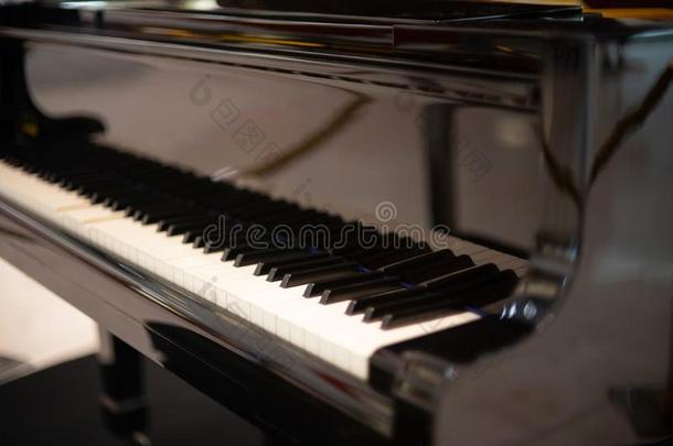 黑的钢琴和钢琴键盘同样地音乐和娱乐后面