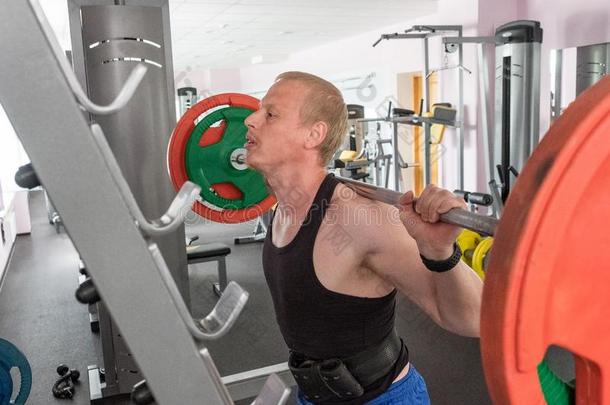 肌肉的健康男人做重的<strong>去死吧</strong>练习采用指已提到的人健身房